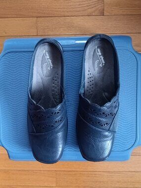 Easy Street Comfort Wave Mules, size 7M (NWOT)